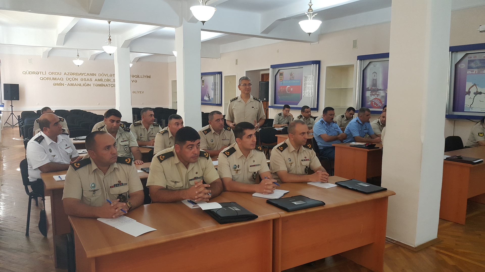 Azerbaycan Eğitimi Ders Esnasında Sınıf Fotoğrafı